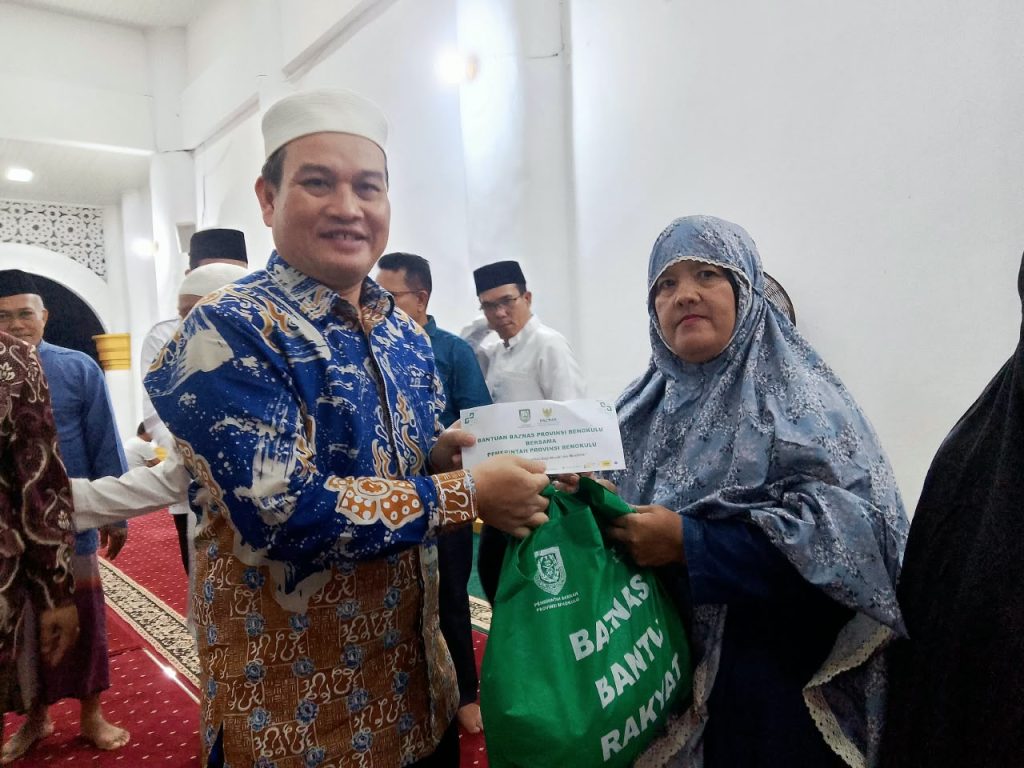 Pemprov Bengkulu Salurkan Sembako dan Santunan untuk 100 Dhuafa dan Anak Yatim di Mukomuko