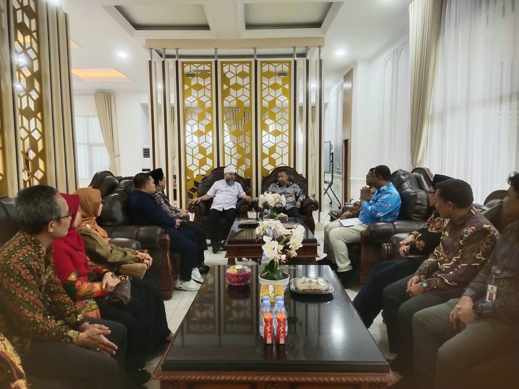 Gubernur Bengkulu Helmi Hasan didampingi Kepala Badan Pendapatan Daerah (Bapenda) Provinsi Bengkulu Hadianto menerima audiensi Kepala Kantor Wilayah Direktorat Jenderal Perbendaharaan (DJPb) Provinsi Bengkulu Zaid Burhan Ibrahim di ruang kerja Gubernur Bengkulu, Jumat (2/10).