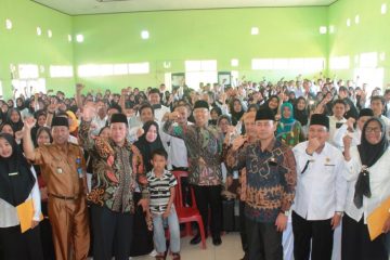 Foto Gubernur Usai Penyerahan SK PTT-GTT di Kabupaten Mukomuko 14 Februari 2020
